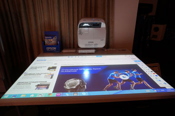 Сучасна мультимедійна техніка Epson для освіти та бізнесу, яка може легко та компактно розміститися на невеликій площі біля проекційного екрану
