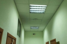 Аккуратный монтаж точки доступа на потолок (армстронг) без повреждения плитки, тип подключения PoE