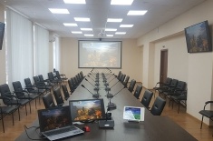 Професійне оснащення великої переговорної кімнати мультимедійною технікою дозволить ще ефективніше проводити різні презентації, конференції та інші переговори.